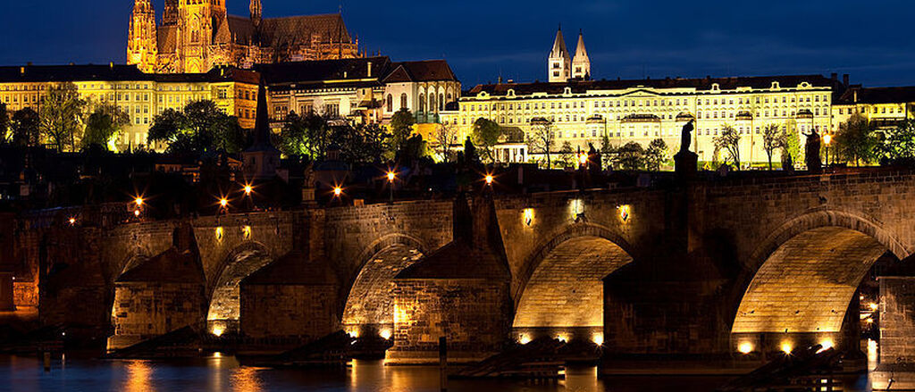 800px Charles bridge Prague tunliweb no